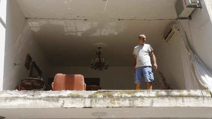 Ledakan Lebanon Bikin 300 Ribu Warga Kehilangan Rumah Ledakan di Lebanon memicu kerusakan parah pada separuh wilayah ibu kota Beirut. Sedikitnya 300 ribu orang kehilangan rumah akibat ledakan dahsyat ini.