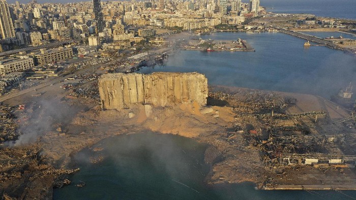 Lokasi Ledakan Lebanon Dilihat dari Atas A drone picture shows smoke from the scene of an explosion at the seaport of Beirut, Lebanon, Wednesday, Aug. 5, 2020. A massive explosion rocked Beirut on Tuesday, flattening much of the city's port, damaging buildings across the capital and sending a giant mushroom cloud into the sky. (AP Photo/Hussein Malla)