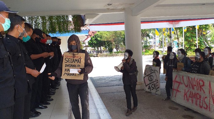 Mahasiswa Unair Geruduk Rektorat