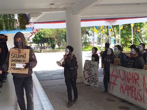 Mahasiswa Unair Geruduk Gedung Rektorat Tuntut UKT Turun 50 Persen