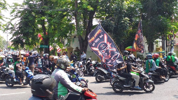 massa pagar nusa geruduk pn surabaya