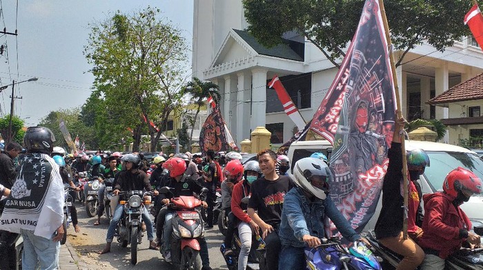 massa pagar nusa geruduk pn surabaya