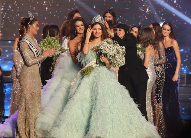 Sebagai Miss Universe Lebanon, Maya Reaidy pun ikut berduka mendalam atas apa yang menimpa negerinya Selasa (4/8/2020). Ledakan besar yang terjadi di Beirut menghancurkan hampir setengah kota tersebut. Ratusan korban jiwa meninggal dunia. Pray, donate, help🙏 #prayforlebanon #pray #for #beirut, tulis Maya di akun Instagramnya. Foto: Dok. AFP