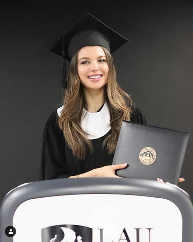 Maya Reaidy merasa terpanggil untuk ikut membantu sebisanya korban ledakan Beirut, Lebanon, bukan hanya karena dirinya seorang Miss Universe Lebanon. Maya sendiri merupakan sarjana lulusan jurusan farmasi dari Lebanese American University di Beirut. Dia baru saja wisuda pada 21 Juli 2020. After 6 years I finally graduate with a B.S in pharmacy, begitu tulisnya di Instagram. Foto: Instagram @mayareaidy
