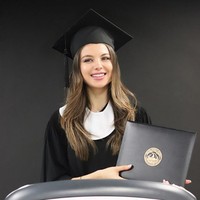 Maya Reaidy merasa terpanggil untuk ikut membantu sebisanya korban ledakan Beirut, Lebanon, bukan hanya karena dirinya seorang Miss Universe Lebanon. Maya sendiri merupakan sarjana lulusan jurusan farmasi dari Lebanese American University di Beirut. Dia baru saja wisuda pada 21 Juli 2020. After 6 years I finally graduate with a B.S in pharmacy, begitu tulisnya di Instagram. Foto: Instagram @mayareaidy