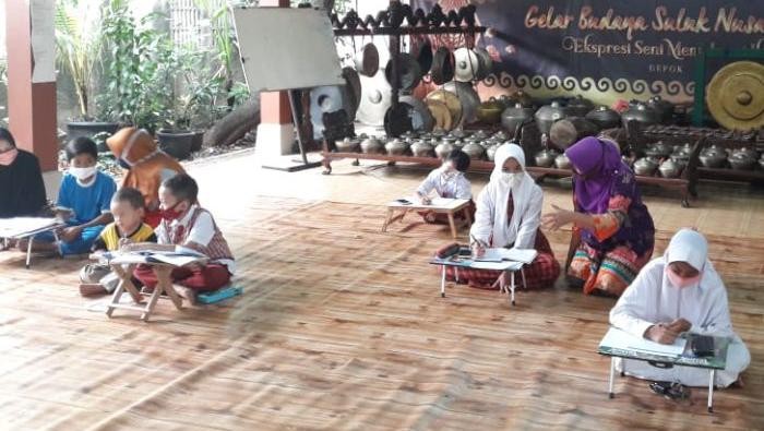 Sejak dibuka tanggal 23 Juli lalu, jumlah pelajar yang datang dan memanfaatkan akses internet gratis ini rata-rata 12 orang per hari. (Supplied: Bambang Wiwoho)