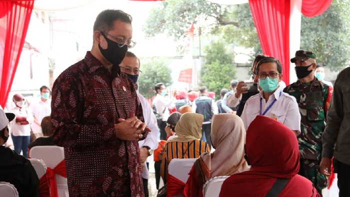 Mensos Salurkan BST di Bandung