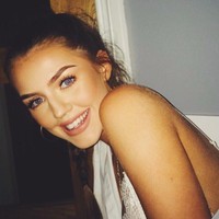 Penyanyi Ronan Keating ternyata sudah memiliki putri yang beranjak dewasa. Anak pertamanya dengan Yvonne Connoly, Missy Keating, kini sudah berusia 19 tahun. Missy pun mulai mengikuti jejak orangtuanya di dunia hiburan dengan menjadi model dan aktris. Foto: Instagram @missyykeating