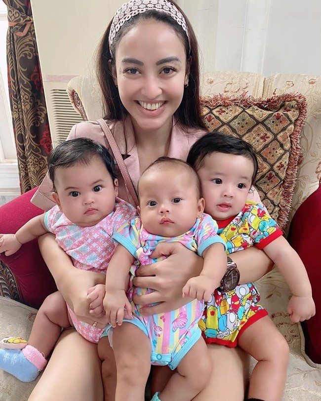 Nama Monica Soraya belakangan banyak diperbincangkan setelah kisah kebaikan hatinya terungkap melalui salah satu video YouTube milik Baim Wong. Wanita yang dijuluki crazy rich karena memiliki rumah mewah seluas 4.500 meter itu dengan tulus bersedia merawat 6 bayi yang terlantar. Foto: dok. Monica Soraya
