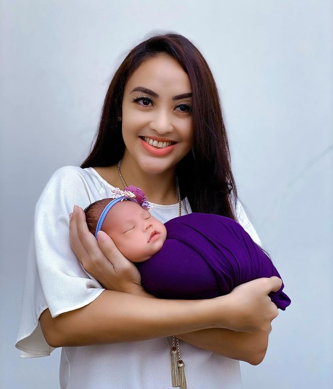 Diakui Monica bahwa sejak bayi-bayinya itu masih berada di dalam kandungan, Monica sudah rutin mengirimkan uang sekitar Rp 500 ribu setiap minggunya kepada para orangtua biologis sang bayi. Namun sebagai timbal balik, para orangtua tersebut juga harus memberikan laporan, seperti laporan berat badan dan jenis kelamin bayi kepada Monica. Foto: dok. Monica Soraya