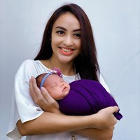 Diakui Monica bahwa sejak bayi-bayinya itu masih berada di dalam kandungan, Monica sudah rutin mengirimkan uang sekitar Rp 500 ribu setiap minggunya kepada para orangtua biologis sang bayi. Namun sebagai timbal balik, para orangtua tersebut juga harus memberikan laporan, seperti laporan berat badan dan jenis kelamin bayi kepada Monica. Foto: dok. Monica Soraya