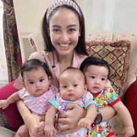 Nama Monica Soraya belakangan banyak diperbincangkan setelah kisah kebaikan hatinya terungkap melalui salah satu video YouTube milik Baim Wong. Wanita yang dijuluki crazy rich karena memiliki rumah mewah seluas 4.500 meter itu dengan tulus bersedia merawat 6 bayi yang terlantar. Foto: dok. Monica Soraya