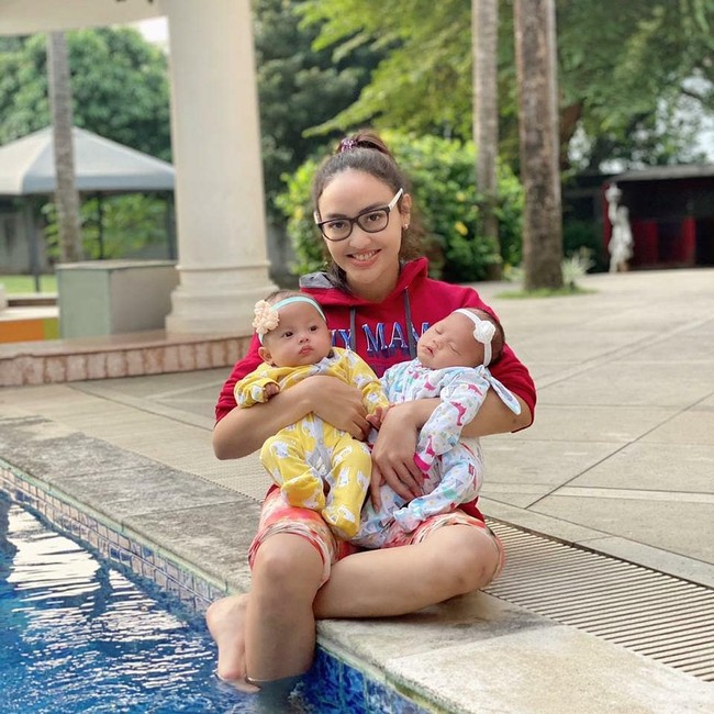 Wanita yang saat ini bekerja sebagai ibu rumah tangga dan aktivis sosial itu kini telah merawat 6 bayi yang dititipkan kepadanya. Seperti yang diungkapkannya dalam YouTube milik Baim Wong, rata-rata orangtua biologis dari para bayi itu memutuskan untuk menitipkan bayinya kepada Monica karena hamil di luar nikah, ditinggal suami, atau faktor ekonomi.  Foto: dok. Monica Soraya