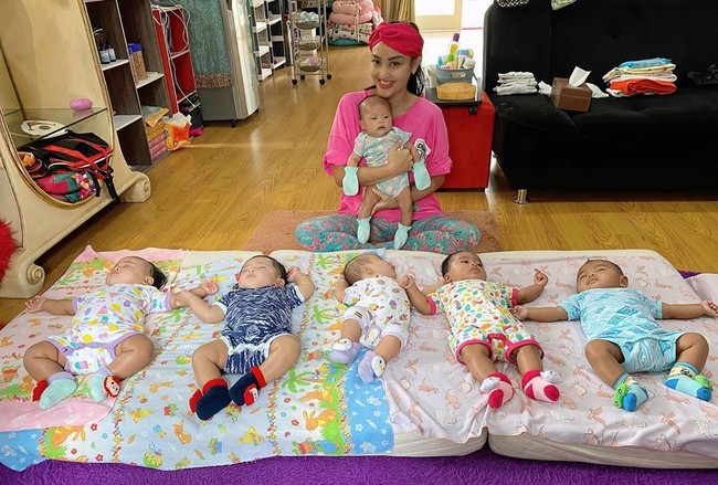 Monica mengatakan bahwa dirinya baru mulai mengenal para orangtua dari bayi-bayinya itu sekitar bulan Februari. Namun dia sudah membiayai para bayi yang dirawatnya itu sejak mereka masih berada di dalam kandungan. Saat ini dia tengah menunggu kelahiran dari bayi ke 7 yang akan dirawatnya. Foto: dok. Monica Soraya