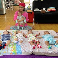 Monica mengatakan bahwa dirinya baru mulai mengenal para orangtua dari bayi-bayinya itu sekitar bulan Februari. Namun dia sudah membiayai para bayi yang dirawatnya itu sejak mereka masih berada di dalam kandungan. Saat ini dia tengah menunggu kelahiran dari bayi ke 7 yang akan dirawatnya. Foto: dok. Monica Soraya