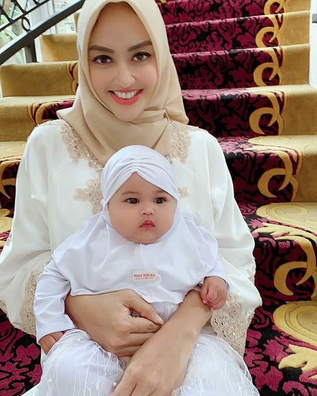 Monica juga mengatakan bahwa hubungannya dengan seluruh orangtua dari bayi-bayi yang diasuhnya itu sampai saat ini masih terjalin dengan baik. Dia selalu mengirimkan kabar pertumbuhan dan perkembangan dari para bayi kepada orang tua biologisnya. Monica juga mengakui bahwa bagaimanapun dia masih membutuhkan para orang tua biologis dari bayi-bayi tersebut dan suatu saat dia akan mempertemukan ibu dan anaknya itu. Foto: dok. Monica Soraya
