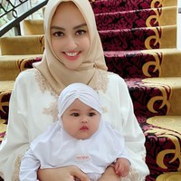 Monica juga mengatakan bahwa hubungannya dengan seluruh orangtua dari bayi-bayi yang diasuhnya itu sampai saat ini masih terjalin dengan baik. Dia selalu mengirimkan kabar pertumbuhan dan perkembangan dari para bayi kepada orang tua biologisnya. Monica juga mengakui bahwa bagaimanapun dia masih membutuhkan para orang tua biologis dari bayi-bayi tersebut dan suatu saat dia akan mempertemukan ibu dan anaknya itu. Foto: dok. Monica Soraya