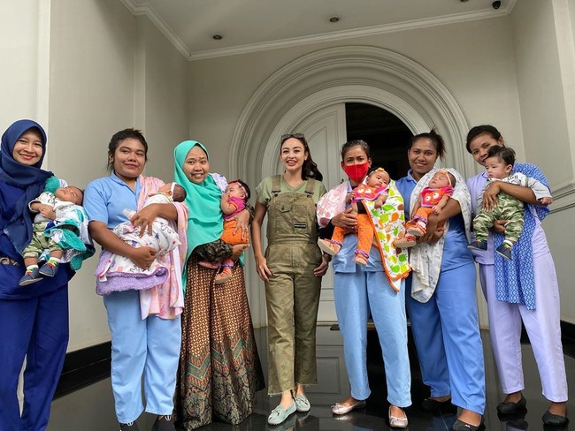 Untuk merawat keenam bayi-bayi tersebut, Monica sudah mempercayakannya kepada 6 orang pengasuh. Dan karena para bayi tersebut terpisah dari ibu biologisnya maka Monica sudah menyiapkan susu formula untuk keenam bayinya-bayinya. Foto: dok. Monica Soraya