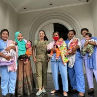 Untuk merawat keenam bayi-bayi tersebut, Monica sudah mempercayakannya kepada 6 orang pengasuh. Dan karena para bayi tersebut terpisah dari ibu biologisnya maka Monica sudah menyiapkan susu formula untuk keenam bayinya-bayinya. Foto: dok. Monica Soraya