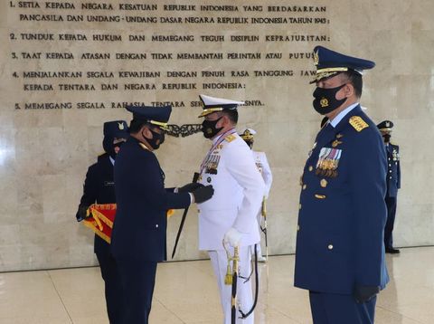 Panglima TNI Marsekal TNI Hadi Tjahjanto memimpin upacara penyematan Tanda Kehormatan Bintang Angkatan Kelas Utama kepada KSAL dan KSAU (Dok. Puspen TNI)