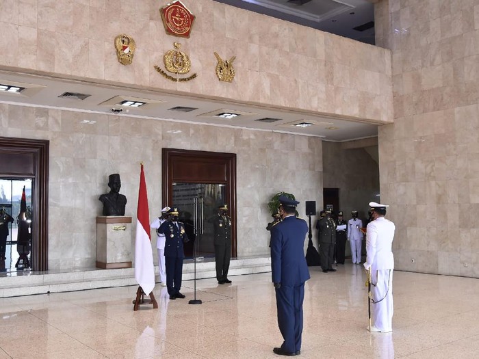 Panglima TNI Marsekal TNI Hadi Tjahjanto memimpin upacara penyematan Tanda Kehormatan Bintang Angkatan Kelas Utama kepada KSAL dan KSAU (Dok. Puspen TNI)