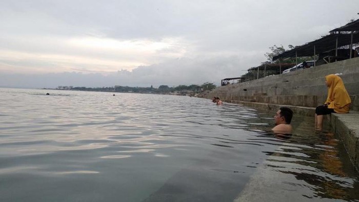 Pantai di Palu.