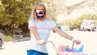 Bukan sepeda lipat, Paris Hilton memilih sepeda biasa dengan warna pink. Dok. Instagram