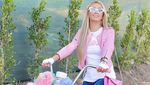 Kring-kring! Paris Hilton Gowes dengan Sepeda Pink