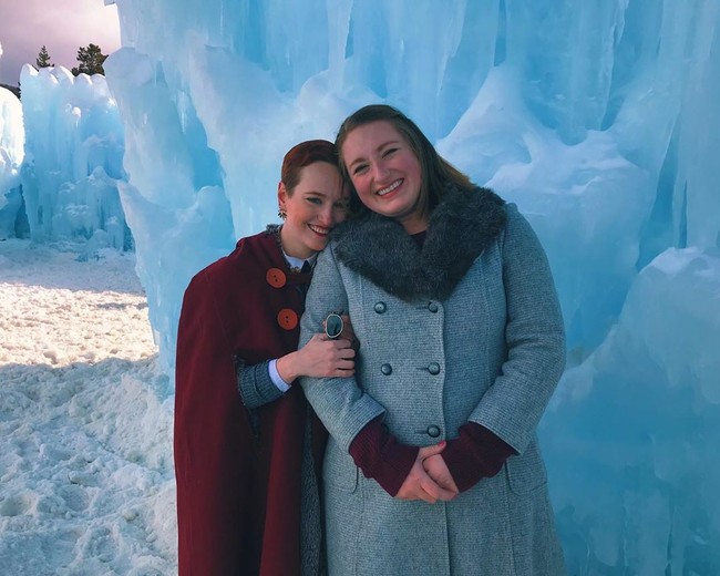 Maggie menceritakan bahwa ini adalah pengalaman pertama menjalani hubungan poliamori. Ia mengaku bahagia dengan kehadiran Janie di hidupnya. Tak ada rasa cemburu, justru ia dan Janie memiliki hubungan yang sangat erat.  Foto: Instagram