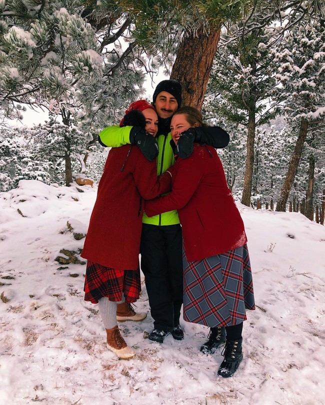 Pria ini hidup bersama dua wanita dan satu sama lain bisa akur. Hubungan berbasis poliamorinya jadi kontroversi.  Foto: Instagram