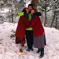 Pria ini hidup bersama dua wanita dan satu sama lain bisa akur. Hubungan berbasis poliamorinya jadi kontroversi.  Foto: Instagram