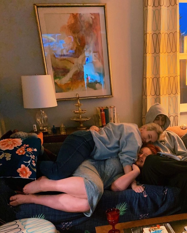 Perjalanan cinta tak biasa mereka pun diungkap di Instagram dan Youtube. Dari foto-foto di Instagram, pasangan yang kini hidup bersama di Colorado, AS itu tampak akur satu sama lain.  Foto: Instagram