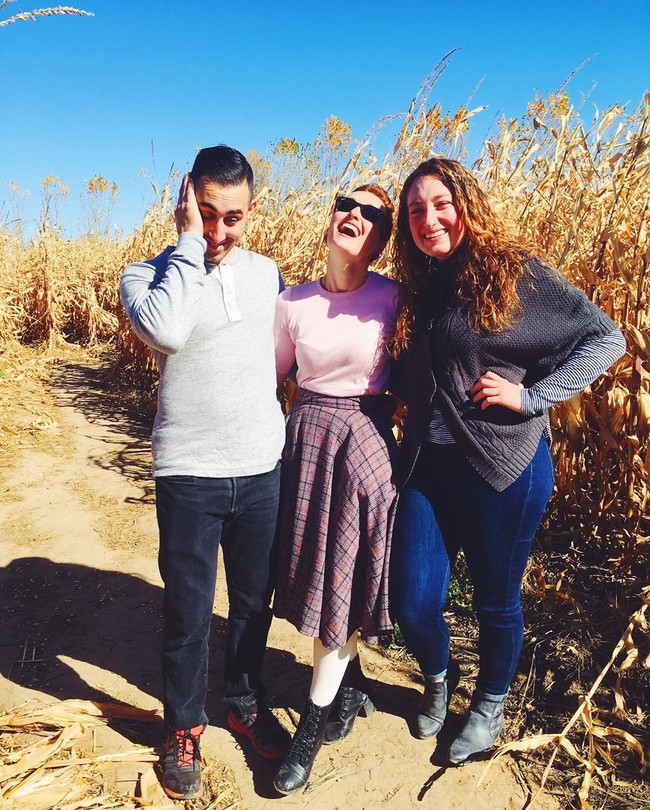 Seperti kisah cinta Cody dan pasangan pertamanya bernama Maggie (foto tengah) dan pasangan keduanya Janie (foto kanan). Ketiganya hidup rukun dan mendukung satu sama lain.  Foto: Instagram