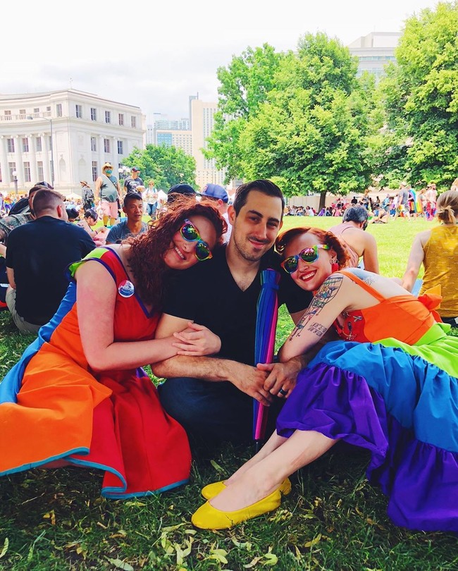 Aku punya tiga hubungan. Hubungan pertama dengan Maggie, hubungan lainnya dengan Janie, dan satu lagi hubungan kami bertiga, ucap Cody, seperti dikutip dari Daily Star.  Foto: Instagram