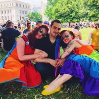 Aku punya tiga hubungan. Hubungan pertama dengan Maggie, hubungan lainnya dengan Janie, dan satu lagi hubungan kami bertiga, ucap Cody, seperti dikutip dari Daily Star.  Foto: Instagram