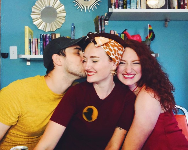 Cody, Magie dan Janie sudah menjalani hubungan poliamori ini sejak 2016. Di 2018, mereka mempublikasikan hubungan tersebut di media sosial dan jadi kontroversi.  Foto: Instagram