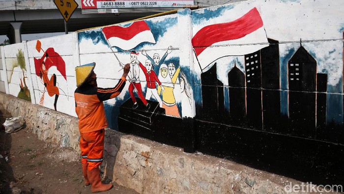 Petugas PPSU Kelurahan Cakung Timut menghiasi dinding dengan gambar di Jalan Pangeran Komarudin, Cakung, Jakarta Timur, Rabu (5/8/2020). Menjelang kemerdekaan Agustusan PPSU menghiasi dinding kota dengan gambar tema kemerdekaan guna memperindah kota.