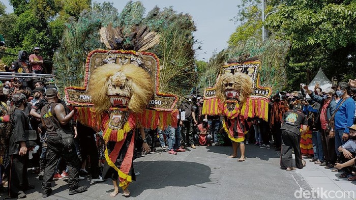 pekerja seni di surabaya