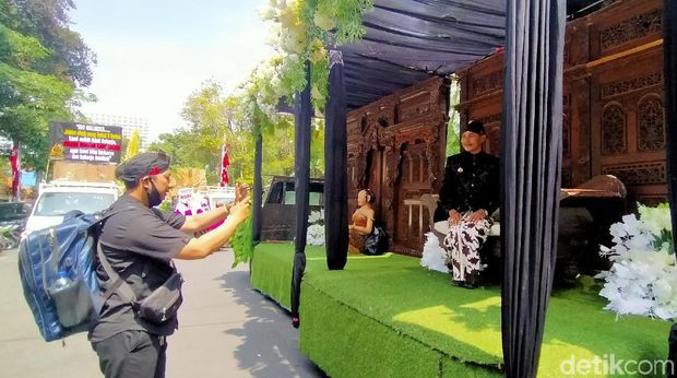 pekerja seni di surabaya
