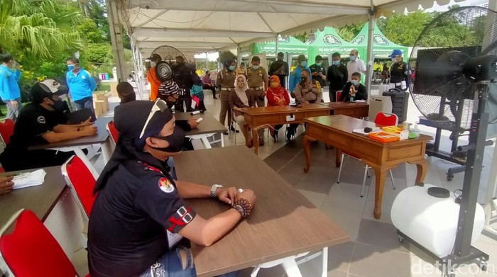 pekerja seni di surabaya