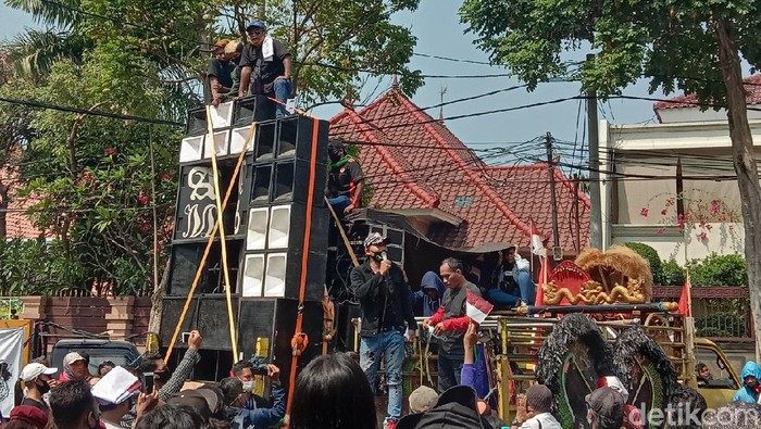 pekerja seni di surabaya