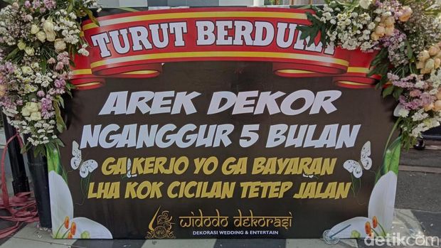 pekerja seni di surabaya