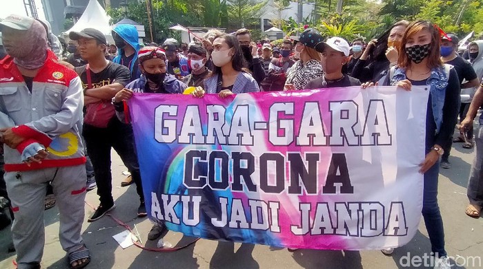 pekerja seni di surabaya