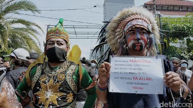 pekerja seni di surabaya