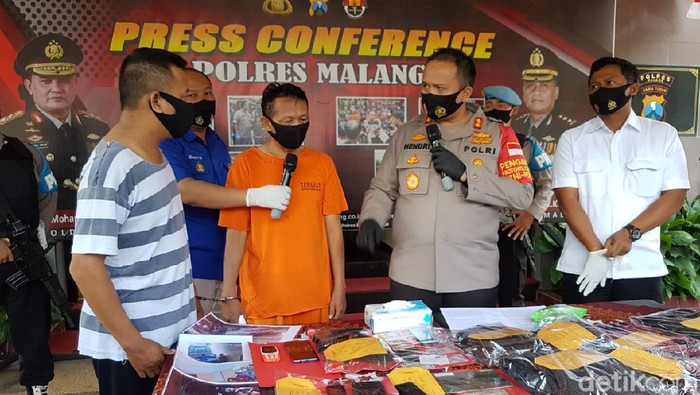 Polres Malang menangkap dua pelaku kejahatan yang mengaku sebagai anggota Intelkam Polda Jawa Timur. Mereka memeras korban Rp 50 juta.