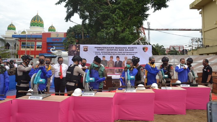 Pemusnahan senjata rakitan di Polda Sumsel (Raja-detikcom)