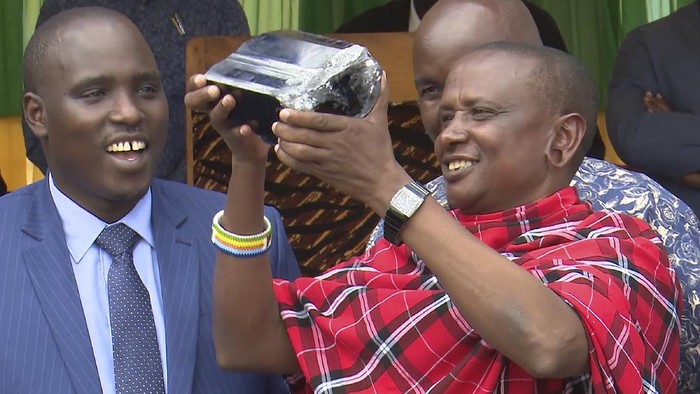 Penambang di Tanzania Kaya Mendadak Gegara Batu Mulia Langka Hidup Saniniu Laizer berubah 180 derajat setelah menemukan batu mulia langka. Ia yang sebelumnya hanya penambang kecil kini jadi seorang miliarder dalam semalam