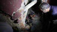 Dalam pernyataan kepada televisi lokal, seperti dilansir Associated Press, Menteri Dalam Negeri Lebanon, Mohammed Fahmi, menyebut dugaan penyebab ledakan itu adalah detonasi lebih dari 2.700 ton amonium nitrat yang disimpan di salah satu gudang pelabuhan, sejak disita dari sebuah kapal kargo tahun 2014 lalu.