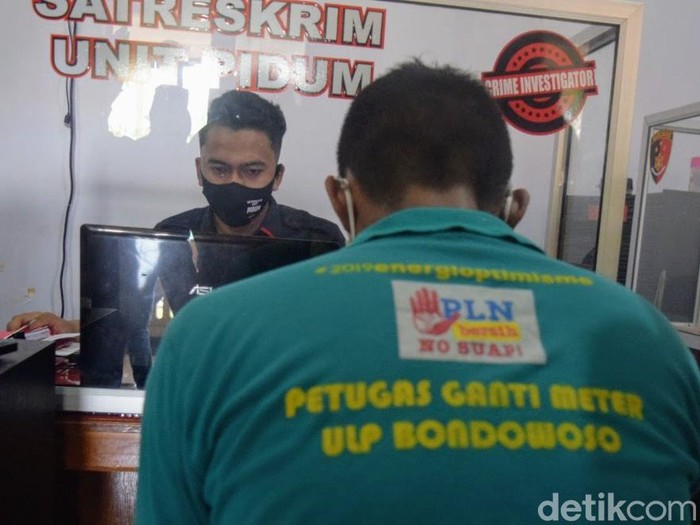 Seorang pencuri dengan pemberatan spesialis KWH listrik diringkus polisi. Dalam menjalankan aksinya, pelaku selalu berseragam layaknya petugas PLN.