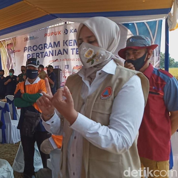 Ratusan PNS mendatangi Pemkab Jember karena ada kesalahan ketik di SK kenaikan pangkat yang mereka terima. Bupati Jember Faida menilai, kesalahan ketik sangat mungkin terjadi dan bisa diperbaiki.